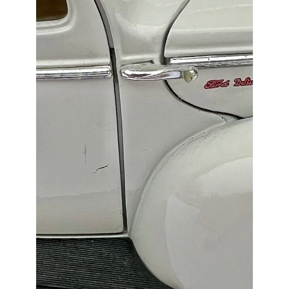 MotorMax 1940 Ford Deluxe Coupe Diecast Model 1:18 Cream Car Collectible Autos